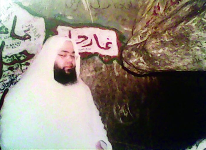 মহানবী (সঃ) বলেন আমি আদম (আঃ) কে সৃষ্টির পাঁচশ চার কোটি বছর  আগে আল্লাহতায়ালার কাছে নূরে মোহাম্মদী রূপে বিদ্যমান ছিলাম